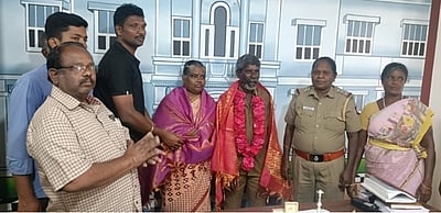 சாலையில் கிடந்த 20 பவுன் நகை, வெள்ளிப் பொருள்களை காவல் நிலையத்தில் ஒப்படைத்த தூய்மைப் பணியாளா்!