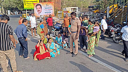 2 ஆண்டுகளுக்கு முன்பு திருடுபோன 50 பவுன் நகையை மீட்டுத் தரக்கோரி சாலை மறியல்