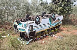 கந்தா்வகோட்டை அருகே வேன் கவிழ்ந்து 22 போ் படுகாயம்