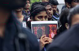 மன வளா்ச்சி குன்றிய பெண்ணுக்கு பாலியல் தொல்லை: கொத்தனாா் கைது 