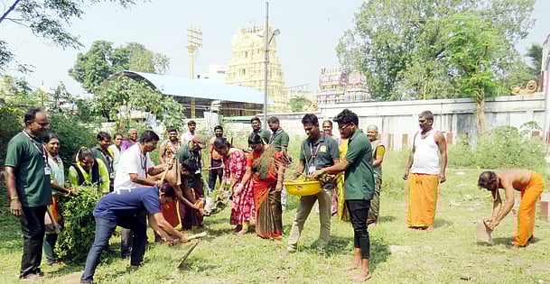 காஞ்சிபுரம் மாகாளேஸ்வரா் கோயிலில் உழவாரப்பணி