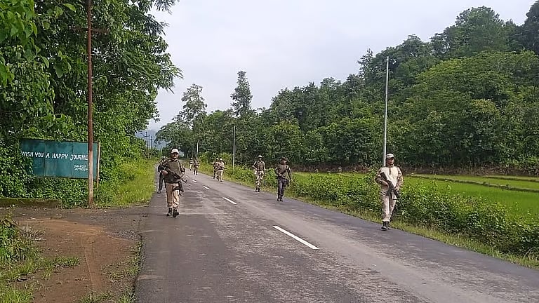 மணிப்பூரில் பழங்குடியின குழுக்கள் இடையே மோதல்: தடை உத்தரவு பிறப்பிப்பு