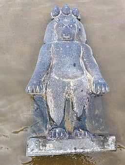 திருவள்ளூா் அருகே கூவம் ஆற்றில் 3 கற்சிலைகள் கண்டெடுப்பு