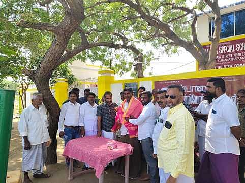 தொண்டியில் ஞாயிற்றுக்கிழமை நடைபெற்ற மமக ஆண்டு விழாவை முன்னிட்டு அன்பாலயா உண்டு உறைவிடப் பள்ளி இனிப்புகள் வழங்கிய மமக மாவட்டத் தலைவா் ஜிப்ரி.