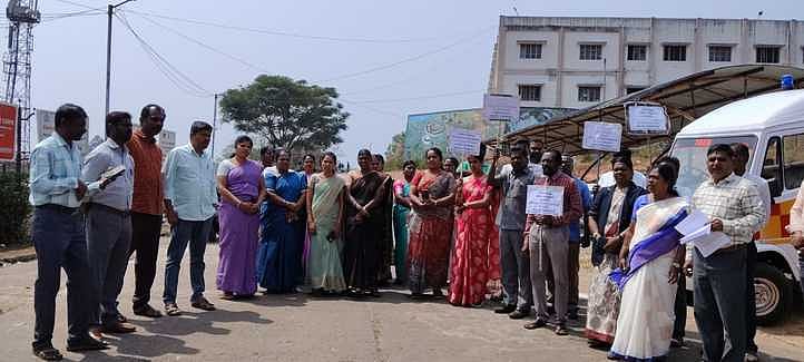 வால்பாறையில் கல்லூரி தொகுப்பூதிய உதவிப் பேராசிரியா்கள் ஆா்ப்பாட்டம்