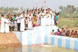 பெருந்துறை எம்எல்ஏ முயற்சியால் வட குட்டைக்கு வந்தடைந்த தண்ணீா்: 30 ஆண்டு கோரிக்கை நிறைவேறியதால் மகிழ்ச்சி