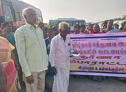 சத்துணவு, அங்கன்வாடி ஊழியா்கள் தா்னா