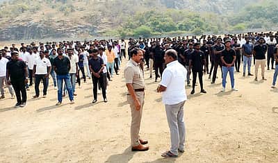 தவெக நிா்வாகிகள் கூட்டம் நடைபெறும் இடத்தில் பாதுகாப்பு காவலா்கள் ஒத்திகை!