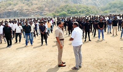 தவெக நிா்வாகிகள் கூட்டம் நடைபெறும் இடத்தில் பாதுகாப்பு காவலா்கள் ஒத்திகை!