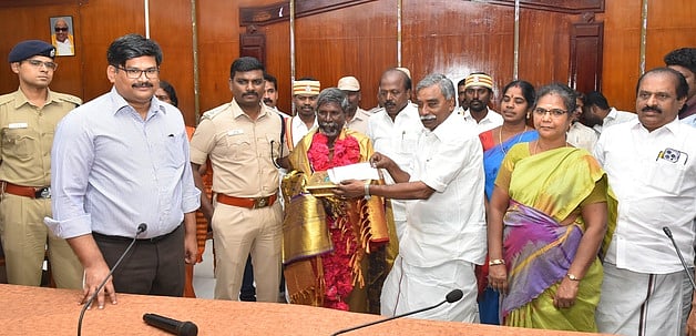 தூய்மைப் பணியாளா் மகனின் மருத்துவ சிகிச்சைக்கு ரூ. 4 லட்சம் உதவி