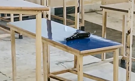 வகுப்பறையில் மாணவியை சுட்டுக் கொன்று சட்டக் கல்லூரி மாணவா் தற்கொலை முயற்சி