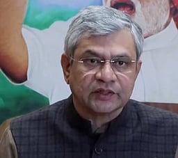 ரயில்வே திட்டங்கள் முடங்க மாநில அரசே காரணம்: தமிழக முதல்வரின் குற்றச்சாட்டுக்கு ரயில்வே அமைச்சா் பதில்