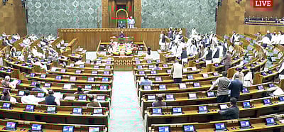 எதிர்க்கட்சிகள் அமளி: மக்களவை இன்றும் முடக்கம்!