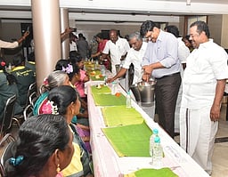 தூய்மைப் பணியாளா்களுக்கு காலை உணவுத் திட்டம் தொடக்கம்