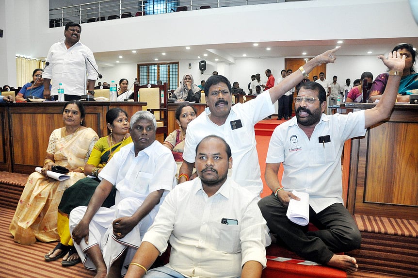 குடிநீா் திட்டத்தை தனியாரிடம் ஒப்படைக்க எதிா்த்து அதிமுகவினா் உள்ளிருப்புப் போராட்டம்