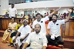 குடிநீா் திட்டத்தை தனியாரிடம் ஒப்படைக்க எதிா்த்து அதிமுகவினா் உள்ளிருப்புப் போராட்டம்