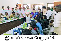 இளம்பிள்ளை பேரூராட்சியில் தூய்மை பணியாளா்களுக்கு காலை உணவு வழங்கும் திட்டம் துவக்கம்