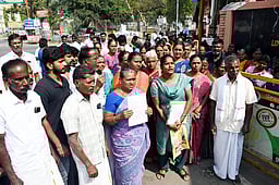 கல்குவாரிகளை வரைமுறை படுத்தக் கோரி ஆட்சியா் அலுவலகம் முற்றுகை