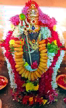 பரமத்தி வேலூா் சுற்று வட்டார பகுதிகளில் உள்ள கோயில்களில் தேய்பிறை அஷ்டமி வழிபாடு