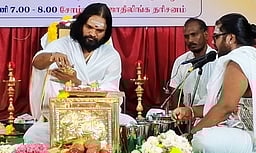 காரைக்கால் வந்த ஜோதிா் லிங்கத்துக்கு சிறப்பு அபிஷேகம்