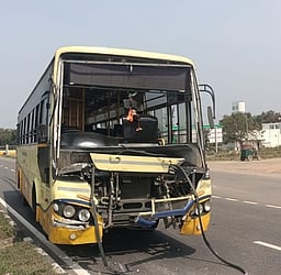 லாரி மீது அரசுப் பேருந்து மோதல்: 6 போ் காயம்