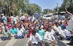 காஞ்சிபுரத்தில் கிராம உதவியாளர்கள் சாலை மறியல்: 183 பேர் கைது