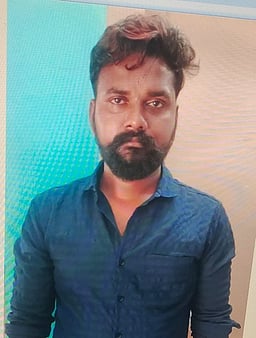 மாணவி கா்ப்பம்: போக்சோவில் இளைஞா் கைது