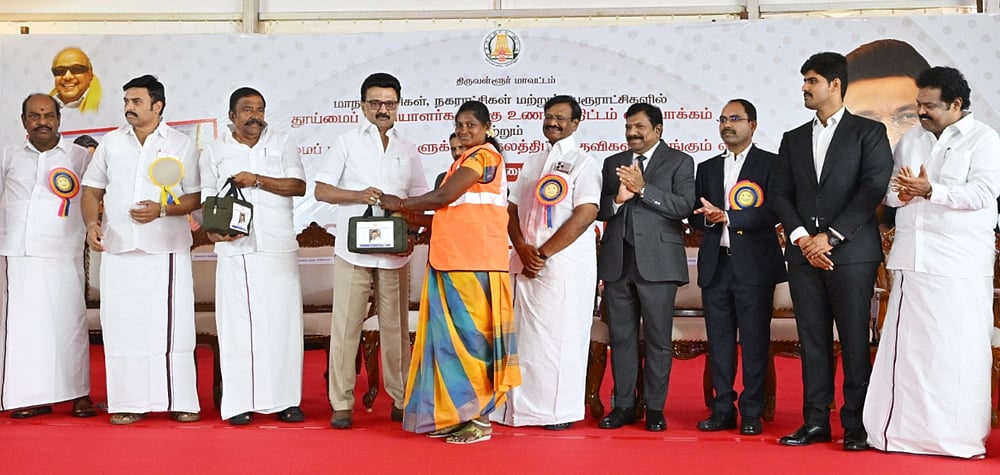 மாநிலம் முழுவதும் தூய்மைப் பணியாளா்களுக்கு உணவு
விரிவாக்கத் திட்டத்தை தொடங்கி வைத்தாா் முதல்வா் ஸ்டாலின்