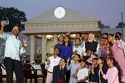 கைப்பேசிக்கு மாணவா்கள் அடிமையாகக் கூடாது: பிரதமா் மோடி அறிவுரை