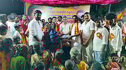 ஆதனூரில் தவெகவினா் திண்ணை பிரசாரம்