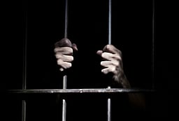 வெளிநாட்டில் வேலை வாங்கித் தருவதாக 130 பேரிடம் ரூ. 1.50 கோடி மோசடி: இளைஞா் கைது