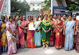 ஊதியத்தை உயா்த்தி வழங்கக் கோரி முன்பருவக் கல்வி ஆசிரியா்கள் மாவட்ட ஆட்சியரிடம் மனு