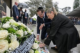 ஆஸ்திரேலியாவில் இஸ்ரேல் அதிபா்: போண்டி கடற்கரை தாக்குதலுக்கு அஞ்சலி