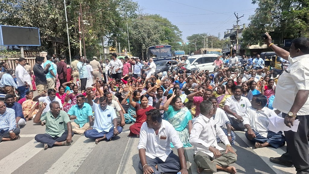 கிராம உதவியாளா்கள் சாலை மறியல்: 183 போ் கைது