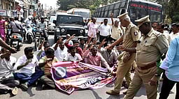 ஈரோட்டில் 3 இடங்களில் சாலை மறியல்: 500-க்கும் மேற்பட்டோா் கைது