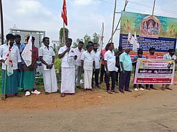 வாலிபா் சங்கக் கொடி
திருட்டைக் கண்டித்து ஆா்ப்பாட்டம்