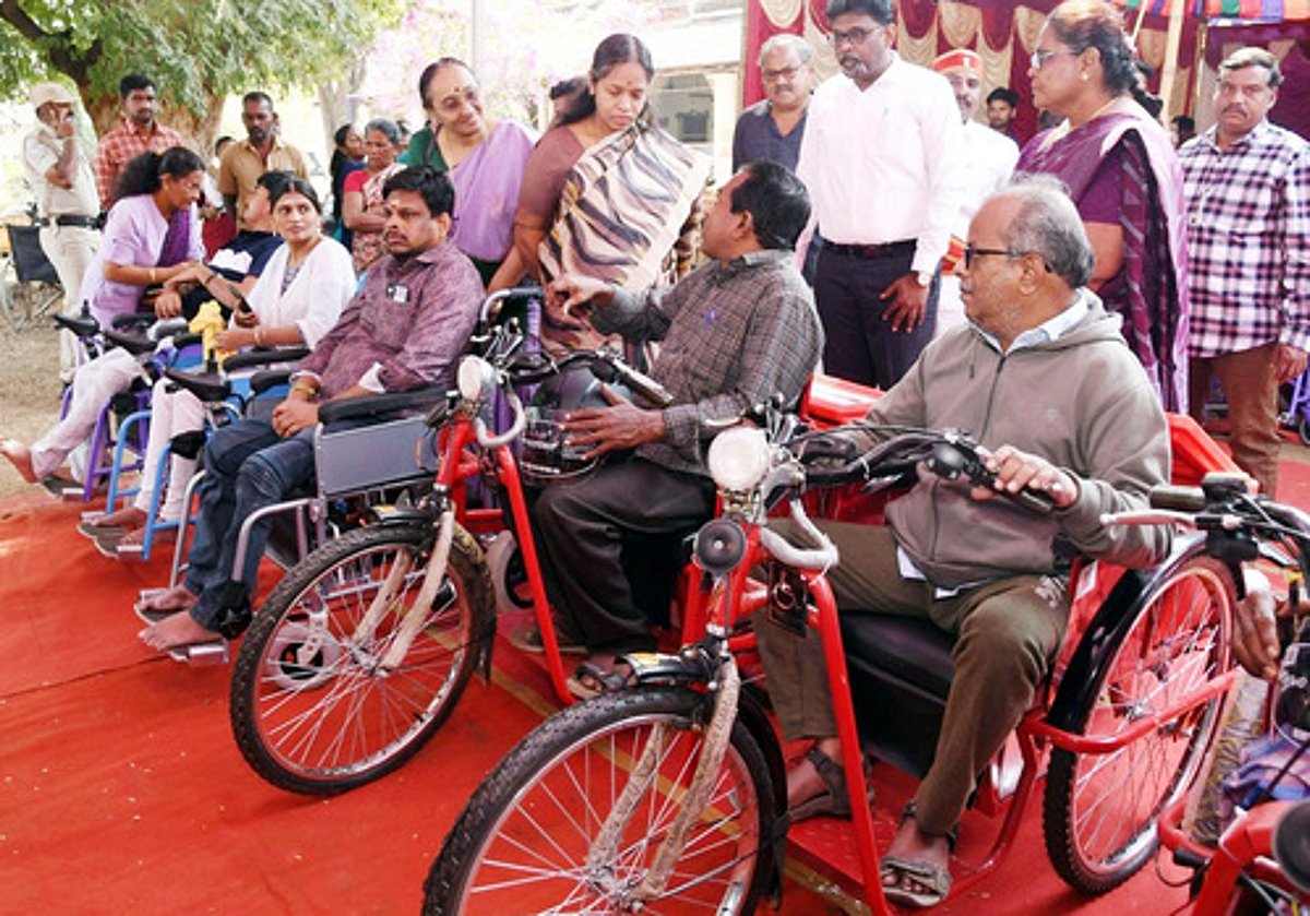 மாற்றுத்திறனாளிகளுக்கு
ரூ. 58.13 லட்சத்தில் உதவி உபகரணங்கள்