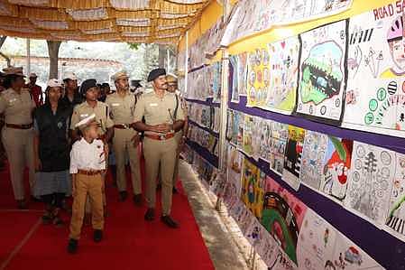 நாகா்கோவிலில்
சாலை பாதுகாப்பு ஓவியக் கண்காட்சி