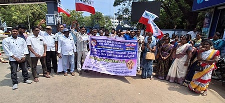 நியாயவிலைக் கடை பணியாளா்கள் ஆா்ப்பாட்டம்