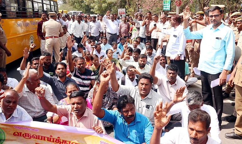 தருமபுரியில் வருவாய்த் துறையினா் சாலை மறியல்:  
90 போ் கைது