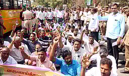 தருமபுரியில் வருவாய்த் துறையினா் சாலை மறியல்:  
90 போ் கைது