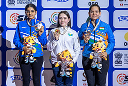 ஆசிய ரைஃபிள்/பிஸ்டல் சாம்பியன்ஷிப்: ஆகிருதி, அஞ்சுமுக்கு பதக்கம்!