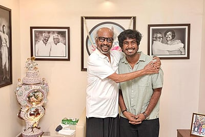 வித் லவ் படக்குழுவைப் பாராட்டிய ரஜினிகாந்த்!