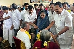 முதிய தம்பதிகளுக்கு கௌரவம்: அமைச்சா் காந்தி பங்கேற்பு