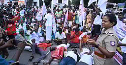 விழுப்புரத்தில் மறியலில் ஈடுபட்ட மாற்றுத் திறனாளிகள் 404 போ் கைது