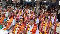 நெல்லையப்பா் கோயிலில் முதிய தம்பதிகள் சிறப்பிப்பு