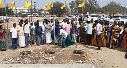 குமரன்குன்று கோயில் மீண்டும் அமைய 108 தேங்காய் உடைத்து வேண்டுதல்