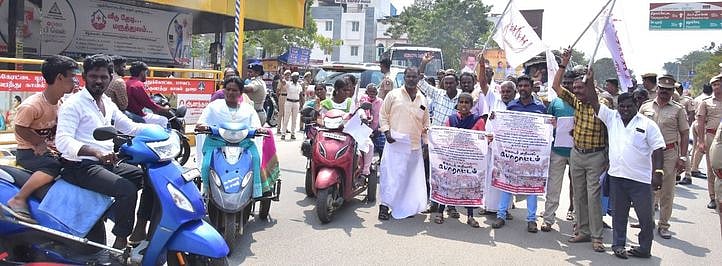 மாற்றுத்திறனாளிகள் 2-ஆம் நாளாக சாலை மறியல்: 55 போ் கைது