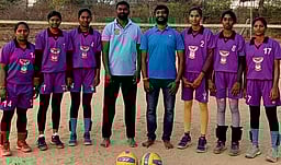 கிருஷ்ணகிரி மாவட்ட கைப்பந்து
அணிக்கு ஒசூா் வீராங்கனைகள் தோ்வு