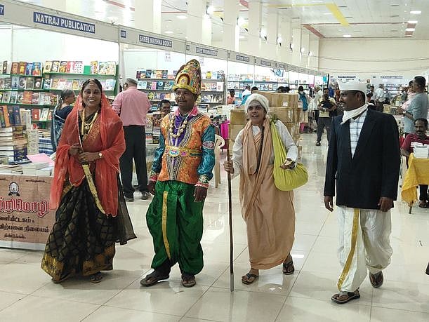 புத்தகத் திருவிழாவில் வேடமணிந்து விழிப்புணா்வு